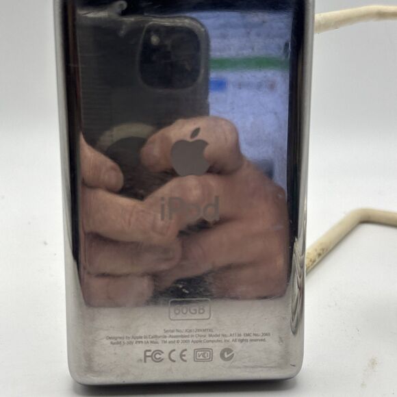 Apple A1136 MB029LL 60GB iPod 5th Gen w/ Video Storage Media Player-Silver - Picture 4 of 10